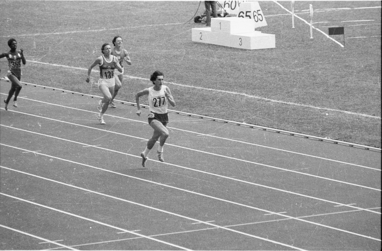 1976 r., Olimpiada w Montrealu. Irena Szewińska finiszuje w biegu na 400 m. Foy. PAP/CAF/Z. Matuszewski