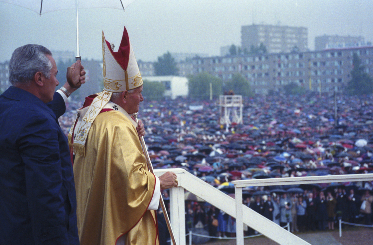 Płock 07.06.1991. IV pielgrzymka papieża Jana Pawła II do Polski. W uroczystość Najświętszego Serca Pana Jezusa Ojciec Święty celebrował mszę świętą na placu nieopodal Stadionu Wisły Płock. Nz. papież na miejscu celebry. Fot. PAP/W. Kryński