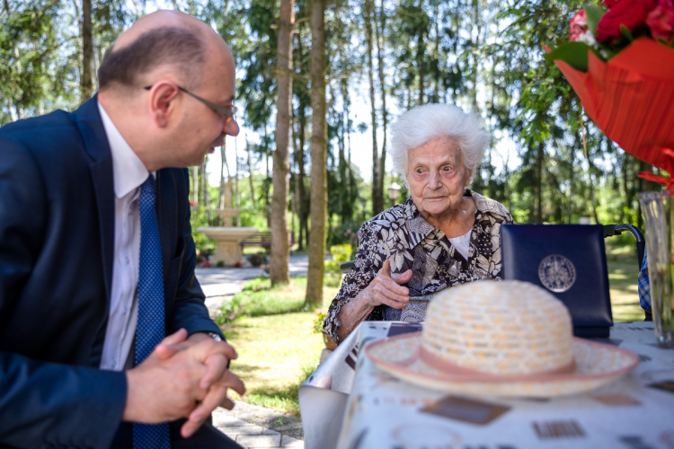 Janina Mazur oraz wiceprezes Mateusz Szpytma. Źródło: IPN