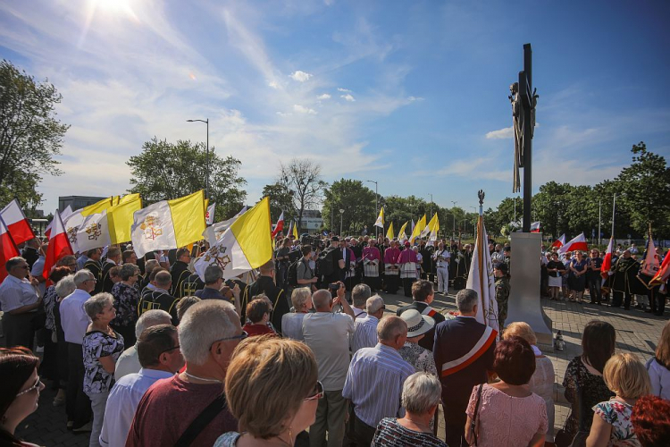 Uroczystość odsłonięcia i poświęcenia pomnika upamiętniającego wizytę papieża św. Jana Pawła II w Płocku. Fot. PAP/S. Łabiński