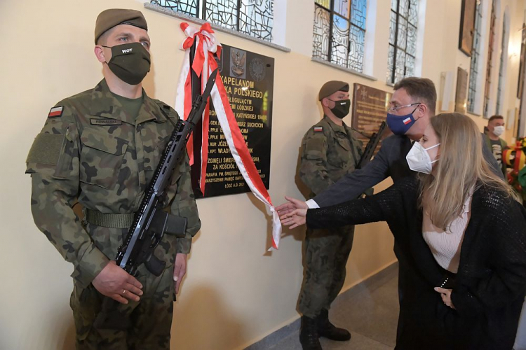 Dyrektor Oddziału Instytutu Pamięci Narodowej w Łodzi Dariusz Rogut (2P) podczas uroczystości poświęcenia i odsłonięcia tablicy upamiętniającej Kapelanów Katyńskich związanych z Ziemią Łódzką w parafii wojskowej pw. św. Jerzego w Łodzi. Fot. PAP/G. Michałowski