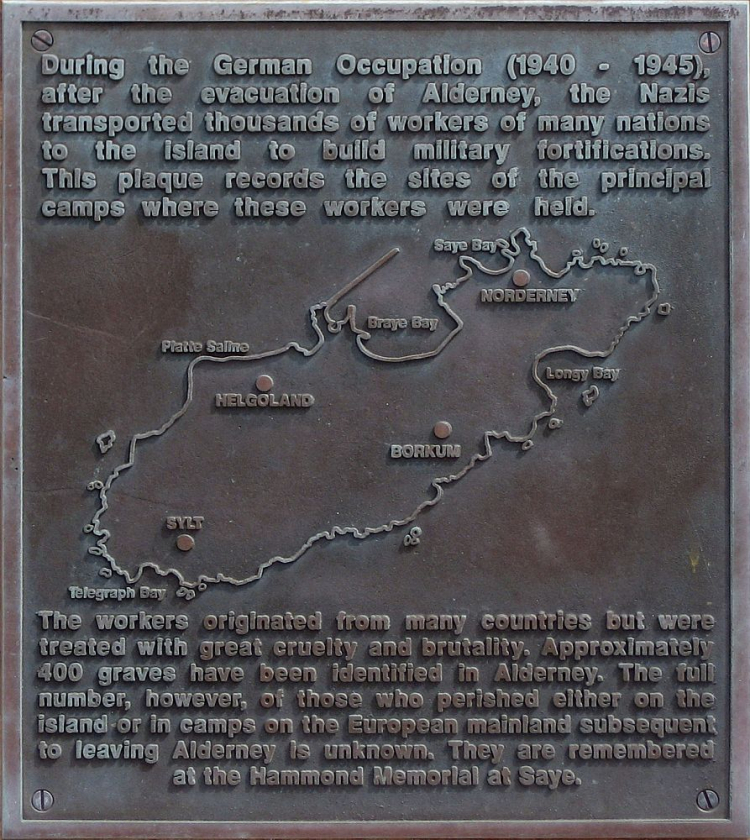 Tablica poświęcona niemieckim obozom koncentracyjnym na Alderney. Fot. Andree Stephan. Źródło: Wikimedia Commons