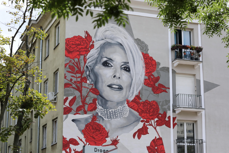 Mural z wizerunkiem wokalistki Kory Sipowicz na budynku w dzielnicy Bielany, przy ulicy Żeromskiego 44/50. Fot. PAP/T. Gzell