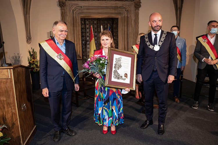 Prezydent Wrocławia Jacek Sutryk (3P) oraz przewodniczący wrocławskiej Rady Miejskiej Bohdan Aniszczyk podczas uroczystości wręczenia tytułu Honorowego Obywatela Miasta mistrzyni olimpijskiej Renacie Mauer-Różańskiej (C). Fot. PAP/M. Kulczyński