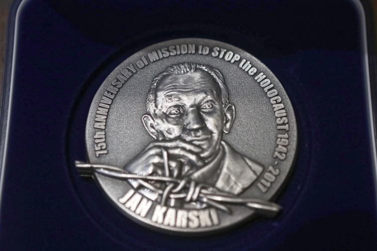 Medal 75-lecia Misji Jana Karskiego. Fot. PAP/R. Zawistowski