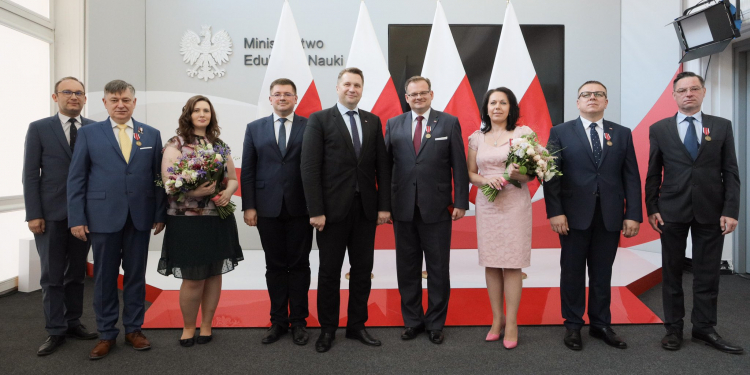 Medalem KEN odznaczeni zostali  Jan Kasprzyk oraz Magdalena Brociek, Wojciech Lesiak, Jolanta Mysiakowska-Muszyńska, Wojciech Muszyński, Michał Wołłejko. Źródło" MEiN