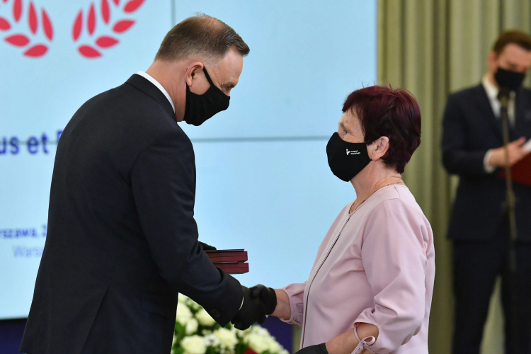 Eva Jelinek (P) odbiera w imieniu Jana i Anny Jelinek z rąk prezydenta RP Andrzeja Dudy (L) medal Virtus et Fraternitas w Pałacu Prezydenckim w Warszawie. Fot. PAP/R. Pietruszka