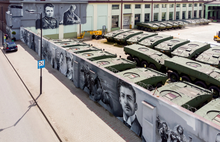 Półkilometrowy mural historyczny dedykowany Powstaniom Śląskim na ul. Powstańców w Siemianowicach Śląskich. Fot. PAP/A. Grygiel