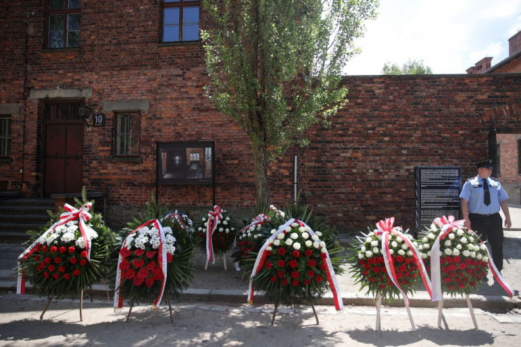 Oświęcim, 14.06.2021. Wieńce na terenie byłego nazistowskiego obozu koncentracyjnego Auschwitz w Oświęcimiu. Trwają obchody 81. rocznicy pierwszego transportu polskich więźniów do KL Auschwitz. Fot. PAP/Ł. Gągulski