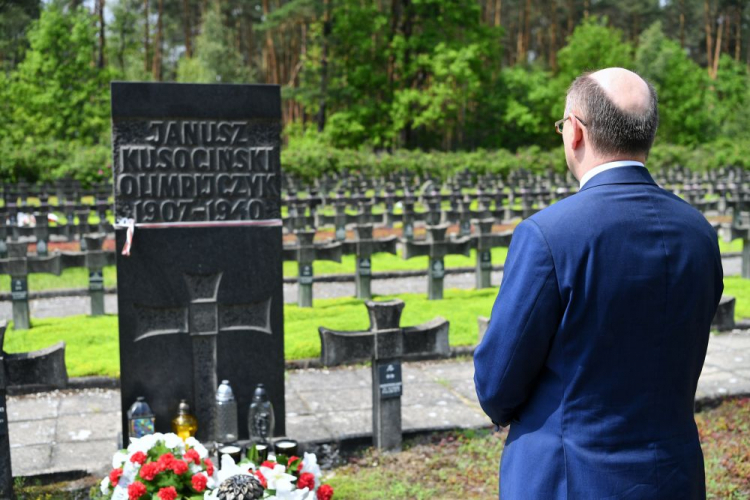 Palmiry, 21.06.2020. Zastępca prezesa IPN Mateusz Szpytma przy grobie Janusza Kusocińskiego w Palmirach pod Warszawą. Mateusz Szpytma oddał cześć Polakom zamordowanym przez Niemców w Palmirach w ramach akcji AB, w 80. rocznicę zbrodni na Macieju Rataju i Mieczysławie Niedziałkowskim. Fot. PAP/P. Nowak