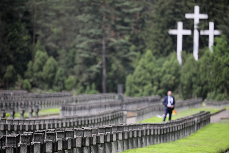 Cmentarz w Palmirach. Fot. PAP/L. Szymański