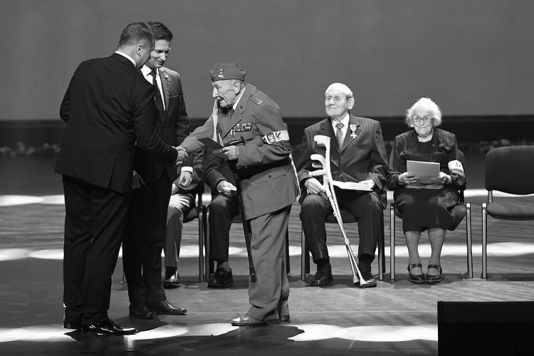 Marian Pawełczak (P) odznaczony podczas Gali Niepodległości; wojewoda lubelski Przemysław Czarnek (L) i kandydat na prezydenta Lublina Sylwester Tułajew (2L). Lublin, 2018 r. Fot. PAP/W. Pacewicz