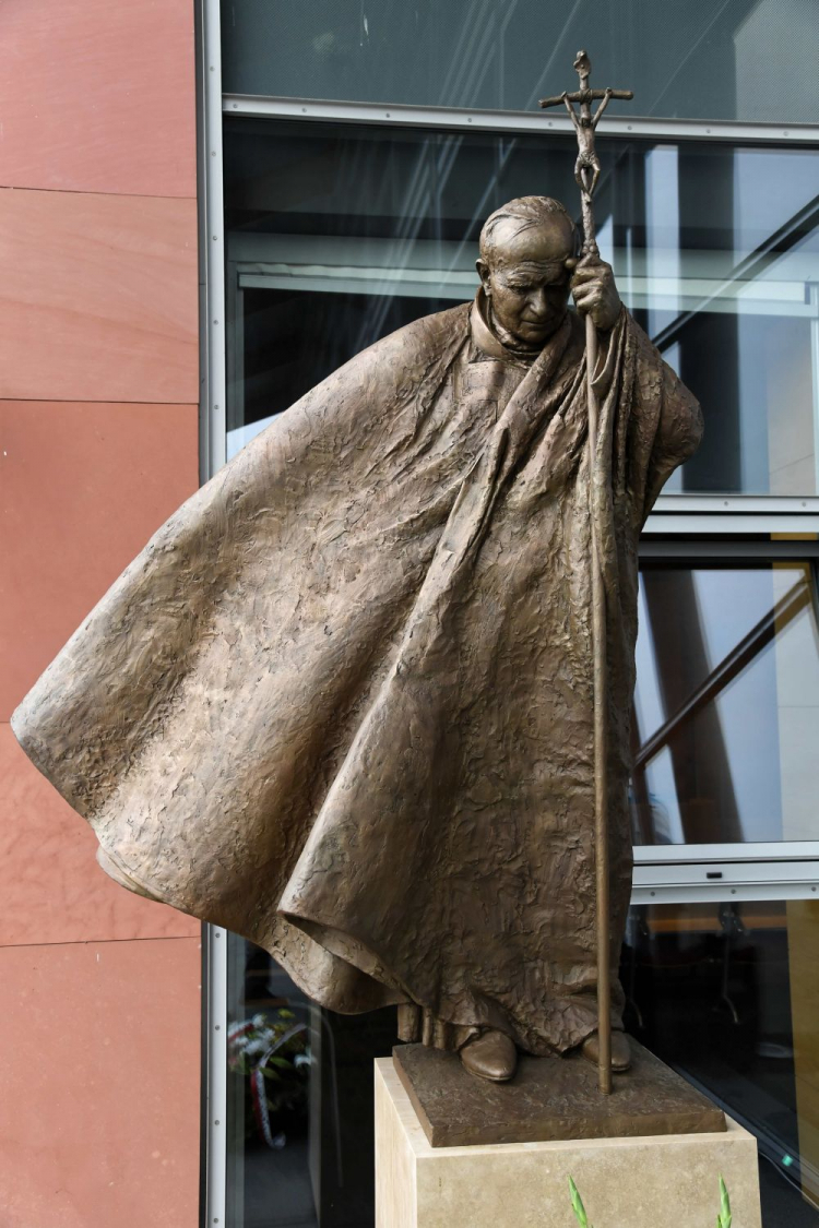 Kraków, 23.06.2021. Pomnik św. Jana Pawła II autorstwa Gyorfi Lajosa podczas uroczystości jego odsłonięcia , 23 bm. na terenie Biblioteki Głównej UPJPII przy ul. Bobrzyńskiego w Krakowie. Dzieło artysty Gyorfi Lajosa to dar węgierskiego rządu. Fot. PAP/J. Bednarczyk