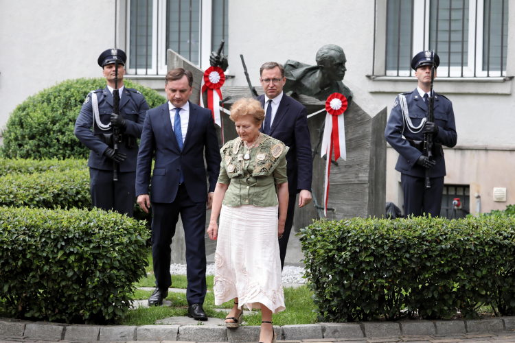 Minister sprawiedliwości Zbigniew Ziobro (2L), prezes IPN Jarosław Szarek (2P) oraz autorka pomnika, krewna bohatera Joanna Rodowicz (C) podczas uroczystego odsłonięcia pomnika Jana Rodowicza „Anody” na dziedzińcu Ministerstwa Sprawiedliwości w Warszawie. Fot. PAP/T. Gzell