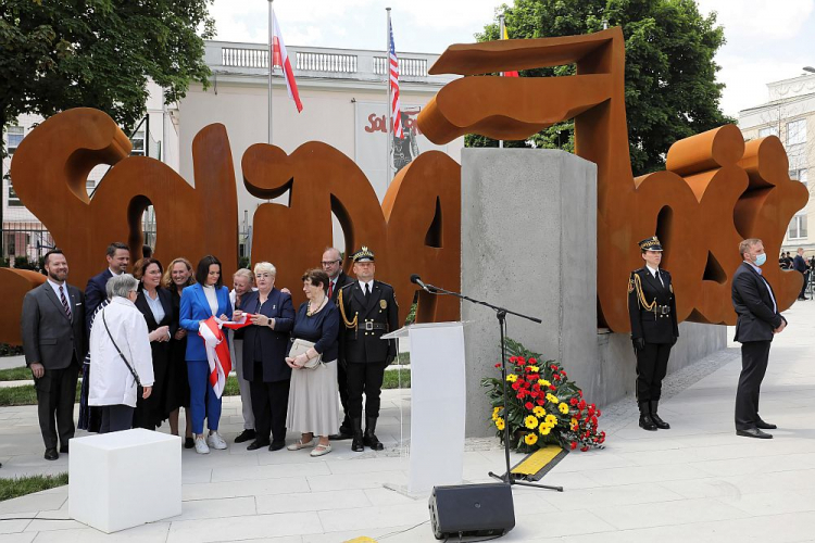 Liderka białoruskiej opozycji Swiatłana Cichanouska (5L), przewodnicząca rady miasta Warszawa Ewa Malinowska-Grupińska (4L), wicemarszałek Sejmu Małgorzata Kidawa-Błońska (3L), prezydent Warszawy Rafał Trzaskowski (2L), radna m.st. Warszawy Anna Nehrebecka-Byczewska (6L), polska działaczka opozycji w okresie PRL, posłanka KO Henryka Krzywonos-Strycharska (7L), doradca Prezydenta RP Zofia Romaszewska (8L) podczas odsłonięcia pomnika „Solidarności” w Warszawie. Fot. PAP/P. Supernak