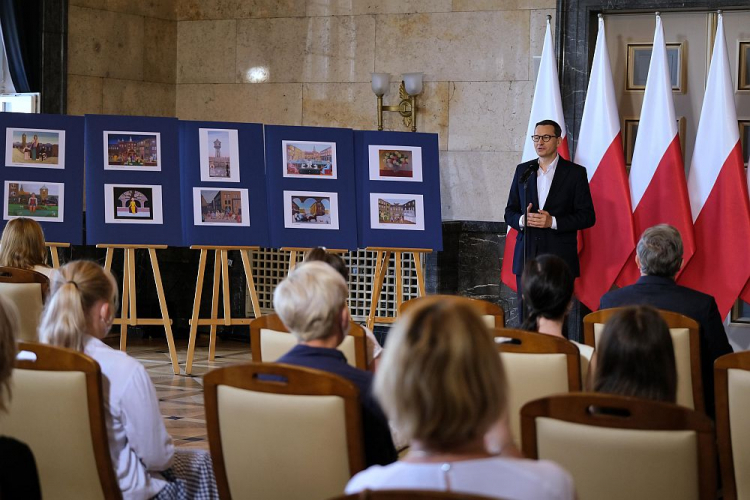 Premier Mateusz Morawiecki (P) podczas uroczystości wręczenia nagród nagród laureatom konkursu literackiego w Urzędzie Wojewódzkim w Katowicach. Fot. PAP/H. Bardo