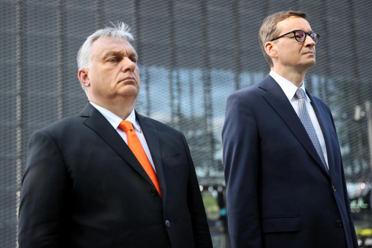 Katowice, 30.06.2021. Premier RP Mateusz Morawiecki (P) i premier Węgier Viktor Orban (L) składają kwiaty przed pomnikiem Henryka Sławika i Józsefa Antalla. W dniu dzisiejszym odbywa się Szczyt Szefów Rządów Państw Grupy Wyszehradzkiej. Fot. PAP/Ł. Gągulski