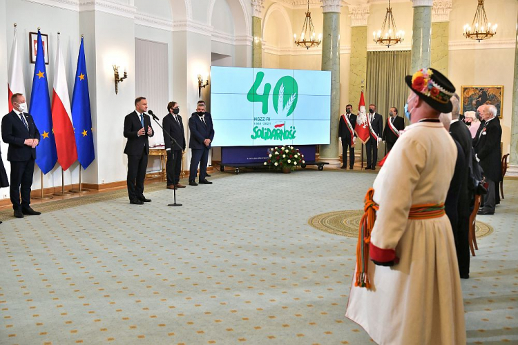 Prezydent RP Andrzej Duda (2L) podczas uroczystości wręczenia odznaczeń państwowych z okazji 40. rocznicy rejestracji Niezależnego Samorządnego Związku Zawodowego Rolników Indywidualnych „Solidarność”. Fot. PAP/A. Lange