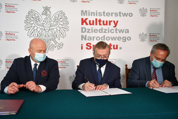 Wicepremier, minister kultury, dziedzictwa narodowego i sportu Piotr Gliński (C) oraz marszałek województwa lubelskiego Jarosław Stawiarski (L) podczas uroczystości podpisania umowy o współprowadzeniu Muzeum Badań Polarnych w Puławach. Fot. PAP/W. Jargiło