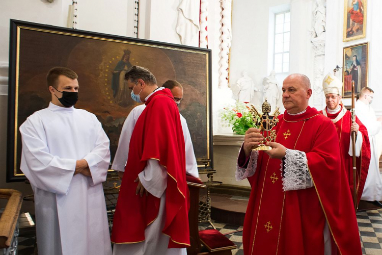 Ksiądz prałat Wojciech Górlicki (2P) i arcybiskup Gintaras Grusas (P) przed mszą świętą w kościele pw. Św. Apostołów Piotra i Pawła w Wilnie. 27.06.2021. Fot. PAP/V. Doveiko