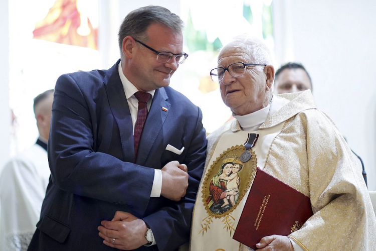 Szef Urzędu do Spraw Kombatantów i Osób Represjonowanych Jan Józef Kasprzyk (L) i ks. Stanisław Rospondek. Częstochowa, 27.06.2021. Fot. PAP/W. Deska