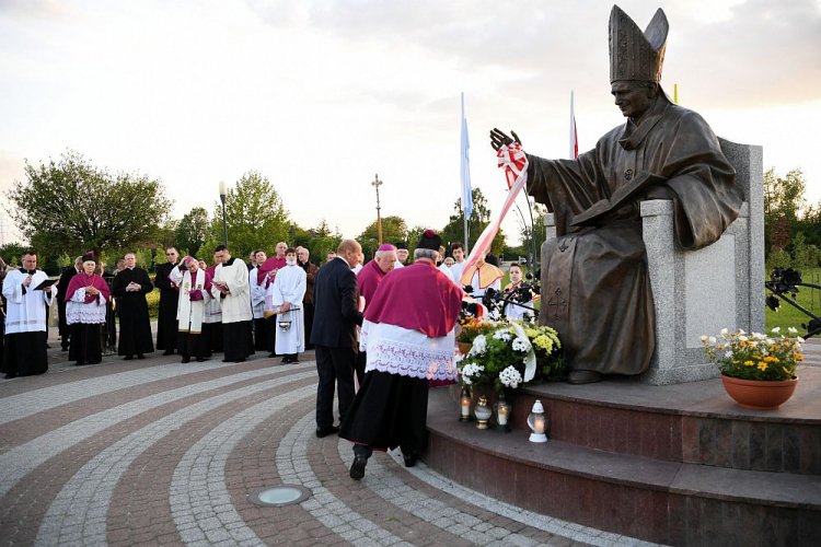 Uroczystość odsłonięcia i poświęcenia pomnika św. Jana Pawła II w Parku Papieskim w Rzeszowie. Fot. PAP/D. Delmanowicz