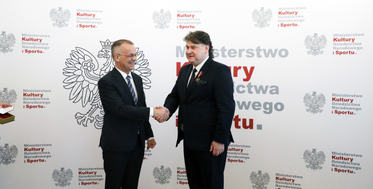 Jarosław Sellin (L) i Janusz Jarosławski (P) podczas uroczystości wręczenia Brązowego Medalu „Zasłużony Kulturze Gloria Artis”. Źródło: www.gov.pl