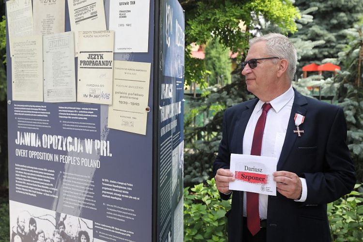 Odznaczony Dariusz Szponer podczas uroczystości wręczenia Krzyży Wolności i Solidarności w warszawskim Ursusie. 25.06.2021. Fot. PAP/T. Gzell