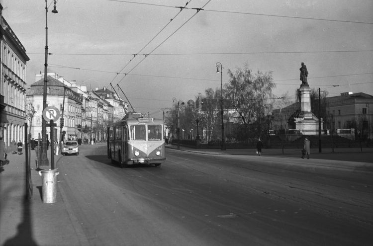 Warszawa 1955. Trolejbus Vetra na ul. Krakowskie Przedmieście, widok w kierunku placu Zamkowego. Fot. PAP/Ma. Szyperko
