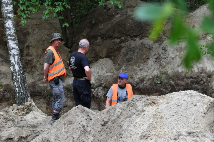 Łódź, 30.06.2021. Zastępca Prezesa IPN Krzysztof Szwagrzyk (C) na miejscu rozpoczęcia prac poszukiwawczych IPN, mogił ofiar zbrodni niemieckich i komunistycznych na terenie dawnego poligonu na Brusie. Fot. PAP/G. Michałowski