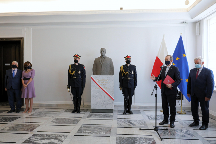 Marszałek Senatu Tomasz Grodzki (2P), senator KO Kazimierz Kleina (P) oraz wicemarszałkowie Senatu Gabriela Morawska-Stanecka (2L) i Bogdan Borusewicz (L) podczas odsłonięcia popiersia prezydenta Władysława Raczkiewicza w Senacie. Fot. PAP/P. Supernak