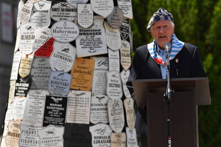 Warszawa, 14.06.2021. Prezes Polskiego Związku Byłych Więźniów Politycznych Hitlerowskich Więzień i Obozów Koncentracyjnych Stanisław Zalewski (C) podczas uroczystości przy tablicach pamiątkowych na frontowym dziedzińcu Muzeum Więzienia Pawiak w Warszawie. Trwają obchody Narodowego Dnia Pamięci Ofiar Niemieckich Nazistowskich Obozów Koncentracyjnych i Obozów Zagłady. Fot. PAP/P. Nowak