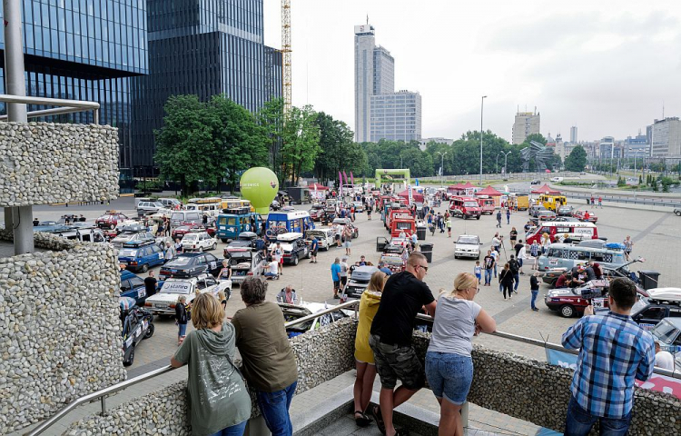 Start spod katowickiego Spodka rajdu „Złombol” 2021. Fot. PAP/A. Grygiel