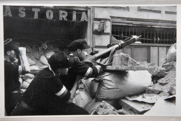 Fotografia z archiwum Henryka Śmigacza z okresu Powstania Warszawskiego zaprezentowane w IPN w Warszawie. Fot. PAP/R. Pietruszka