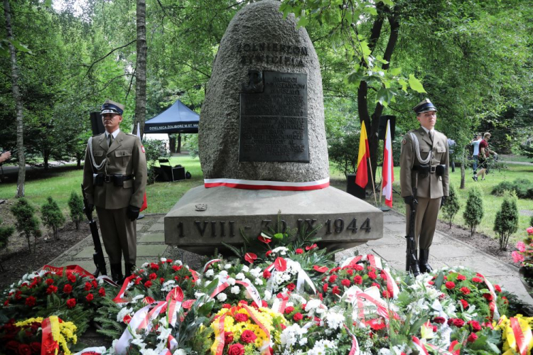 Uroczystość przy kamieniu „Żołnierzom Żywiciela” w Parku im. Żołnierzy „Żywiciela” przy ulicy Popiełuszki w Warszawie. 31.07.2021. Fot. PAP/W. Olkuśnik