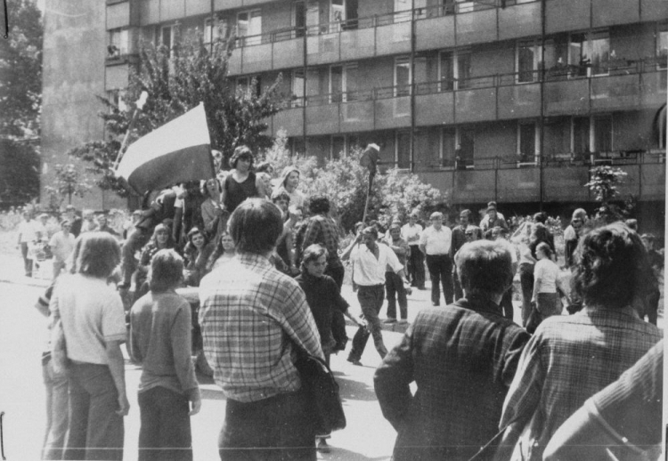 Radomski Czerwiec 1976: robotnicy z flagami jadą na meleksie przed budynkiem KW PZPR. Fot. PAP/CAF/Reprodukcja