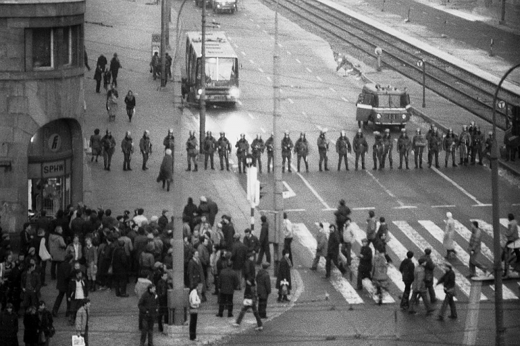 Manifestacja na skrzyżowaniu ulic Świerczewskiego i Marchlewskiego w drugą rocznicę rejestracji NSZZ „Solidarność”. Warszawa, 10.11.1982. Fot. PAP/W. Kryński