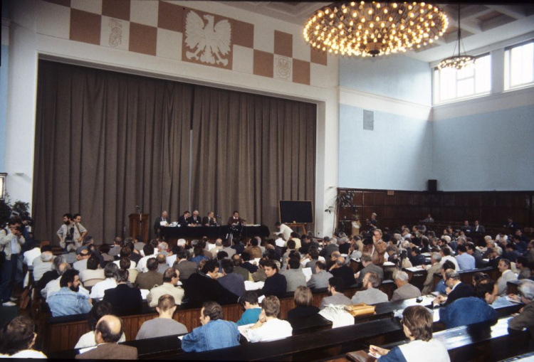 Posiedzenie w Auditorium Maximum Uniwersytetu Warszawskiego członków Komitetu Obywatelskiego Solidarność oraz nowo wybranych posłów i senatorów Solidarności. Zainicjowano powołanie Obywatelskiego Klubu Parlamentarnego (OKP). Warszawa, 23.06.1989. Fot. PAP/I. Sobieszczuk