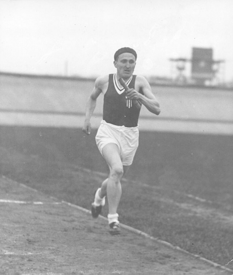 Janusz Kusociński na treningu, rok 1937. Źródło: AGAD