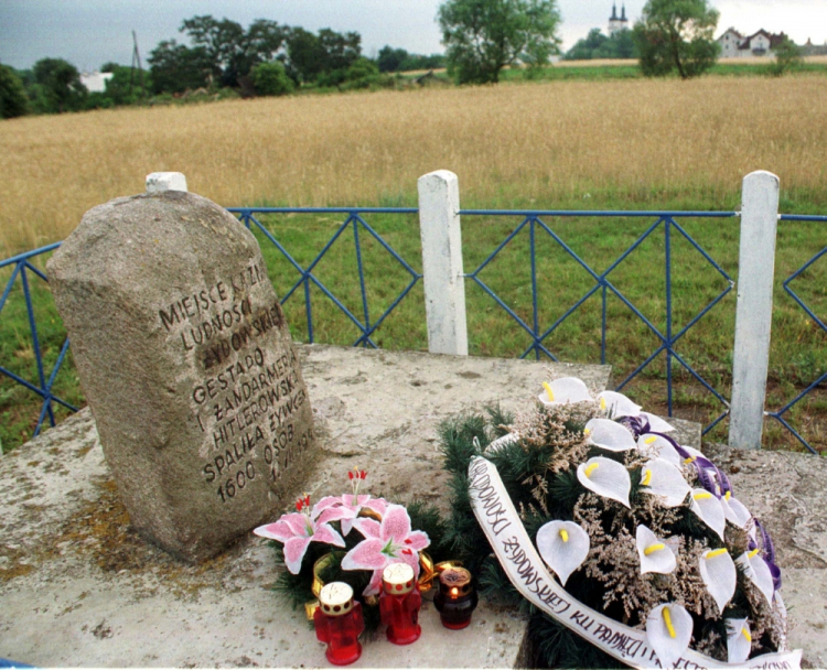 Jedwabne. Pomnik upamiętniający ofiary zbrodni z 1941 r. Fot. PAP/Z. Lenkiewicz