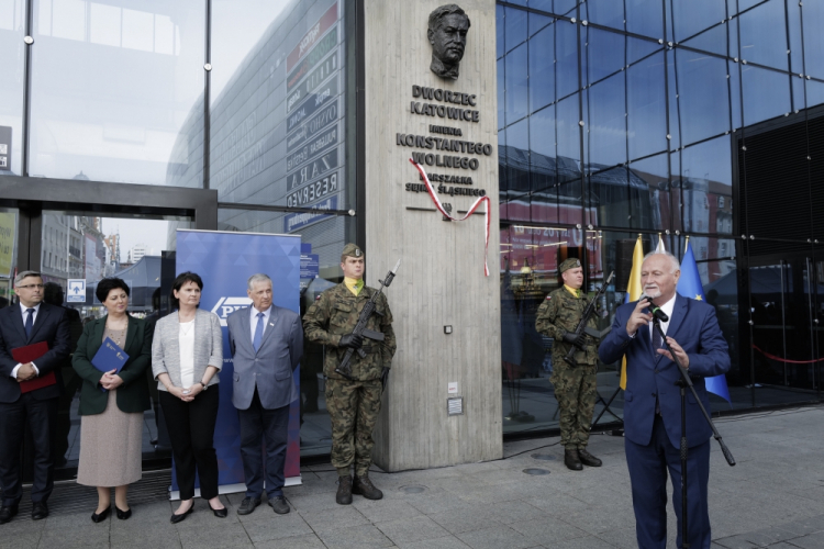 Katowice, 15.07.2021. Wnuk śląskiego działacza Konstanty Wolny (P) podczas konferencji prasowej tow. uroczystości nadania dworcowi Katowice imienia Konstantego Wolnego, 15 bm. przed wejściem głównym dworca w Katowicach. Konstanty Wolny był działaczem na rzecz polskości Górnego Śląska i pierwszym marszałkiem Sejmu Śląskiego. Fot. PAP/A. Grygiel