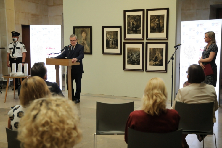 Warszawa, 15.07.2021. Wicepremier, minister kultury, dziedzictwa narodowego i sportu Piotr Gliński podczas uroczystości przekazania odzyskanych strat wojennych w Muzeum Narodowym. Fot. PAP/W. Olkuśnik