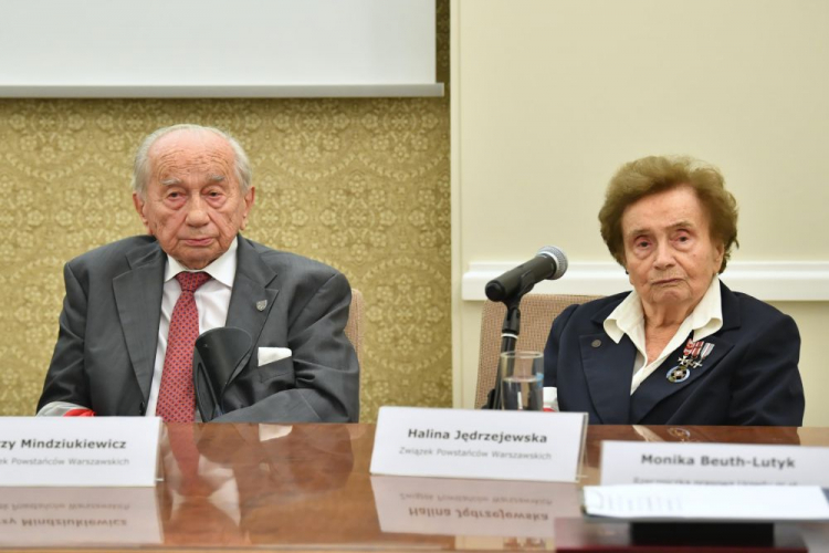 Warszawa, 27.07.2021. Członkowie Związku Powstańców Warszawskich Jerzy Mindziukiewicz (L) i Halina Jędrzejewska (P) uczestniczą w Urzędzie Stanu Cywilnego przy pl. Zamkowym, w konferencji prasowej dotyczącej programu obchodów 77. rocznicy wybuchu Powstania Warszawskiego. Fot. PAP/R. Pietruszka 