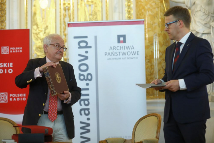 Warszawa, 07.07.2021. Wydawca, publicysta, działacz opozycji demokratycznej w PRL Piotr Jegliński (L) oraz dyrektor Archiwum Akt Nowych Mariusz Olczak (P) podczas uroczystego przekazania materiałów archiwalnych emigracyjnego wydawnictwa Editions do AAN. Fot. PAP/R. Guz 