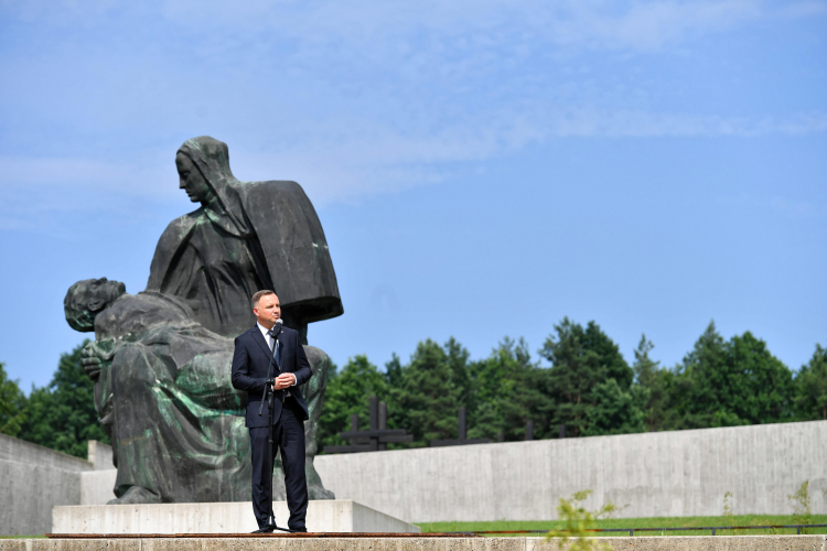 Prezydent Andrzej Duda (C) podczas uroczystych obchodów Dnia Walki i Męczeństwa Wsi Polskiej w 78. rocznicę pacyfikacji wsi Michniów. Fot. PAP/W. Jargiło