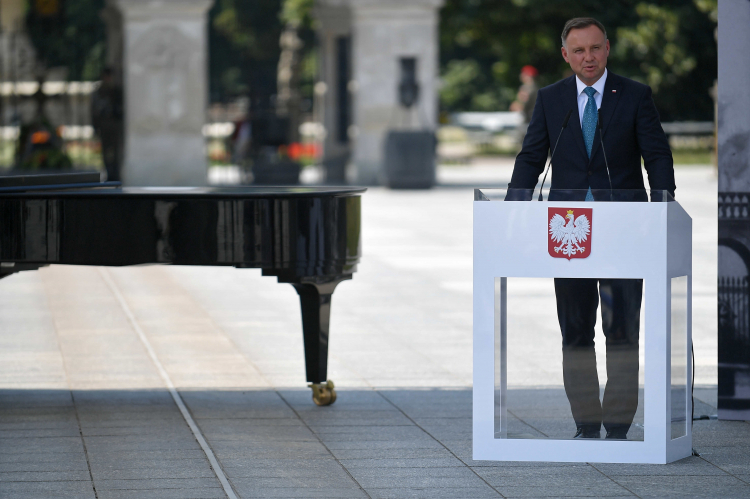 Prezydent Andrzej Duda podczas uroczystości przekazania projektu Ustawy o odbudowie Pałacu Saskiego, Pałacu Bruehla oraz kamienic przy ulicy Królewskiej na placu Marszałka Józefa Piłsudskiego w Warszawie. Fot. PAP/M. Obara