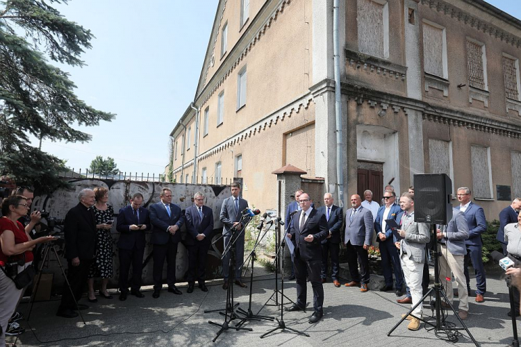 Wicepremier, minister kultury, dziedzictwa narodowego i sportu Piotr Gliński (7L), dyrektor Instytutu Pileckiego Wojciech Kozłowski (C), poseł PiS Jarosław Zieliński (6L) oraz wiceminister edukacji i nauki Dariusz Piontkowski (8L) podczas konferencji prasowej dot. zakupu „Domu Turka” – dawnej siedziby NKWD i UB w Augustowie. Fot. PAP/A. Reszko