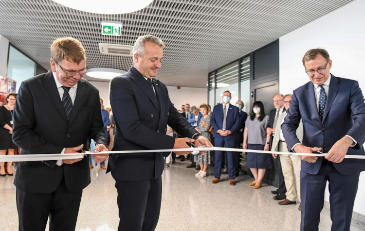 Bydgoszcz, 14.07.2021. Wojewoda kujawsko-pomorski Mikołaj Bogdanowicz (2L), dyrektor IPN w Bydgoszczy prof. dr hab. Mirosław Golon (L) oraz prezes IPN Jarosław Szarek (P) podczas uroczystego otwarcia nowej siedziby Delegatury IPN przy ul. Wincentyny Teskowej w Bydgoszczy. Fot. PAP/P. Skraba