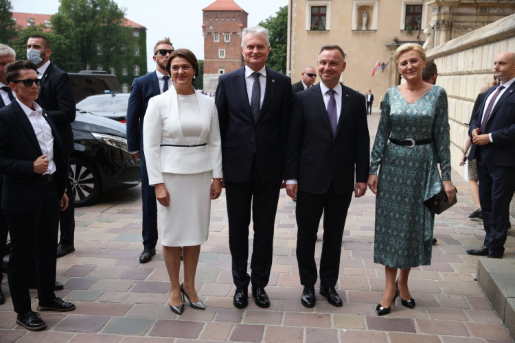 Prezydent RP Andrzej Duda (3P) z małżonką Agatą Kornhauser-Dudą (2P) oraz prezydent Republiki Litewskiej Gitanas Nauseda (5L) z małżonką Dianą Nausediene (4L) na Wawelu. Kraków, 11.07.2021. Fot. PAP/Ł. Gągulski