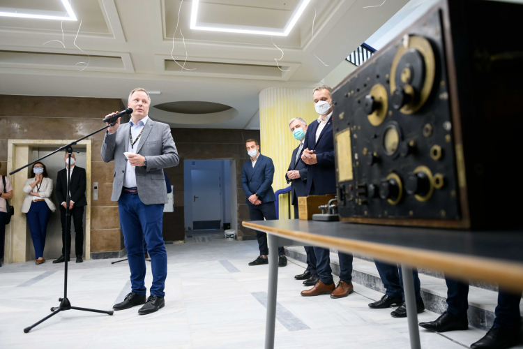 Kierownik Centrum Piotr Bojarski (L) podczas konferencji prasowej w Centrum Szyfrów Enigma powstającym w gmachu Collegium Martineum UAM w Poznaniu. Fot. PAP/J. Kaczmarczyk